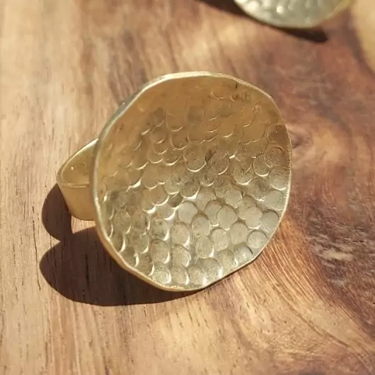 انگشتر گرد چکش کاری برنجی