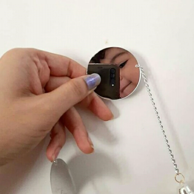 نمای نزدیک از ریسه ماه با نورپردازی گرم، مناسب کافه و رستوران