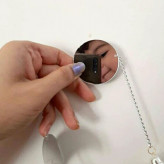 نمای نزدیک از ریسه ماه با نورپردازی گرم، مناسب کافه و رستوران