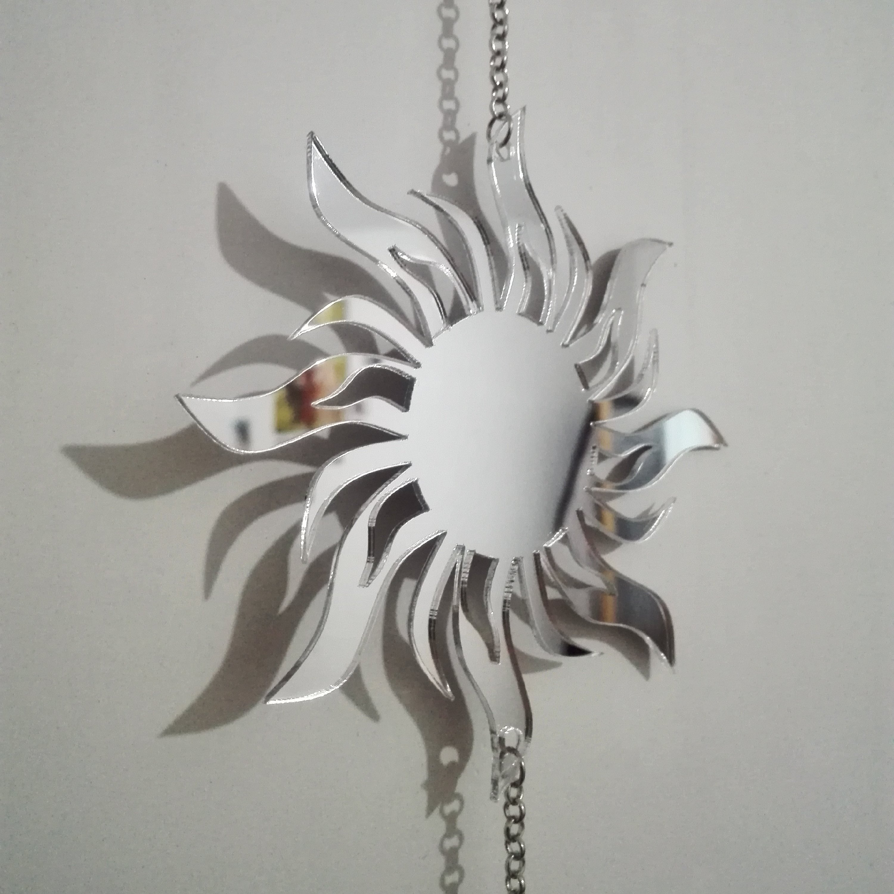 نمای نزدیک از ریسه ماه و خورشید با نورپردازی گرم، مناسب کافه و رستوران