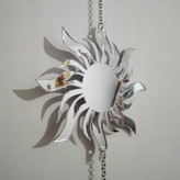 نمای نزدیک از ریسه ماه و خورشید با نورپردازی گرم، مناسب کافه و رستوران